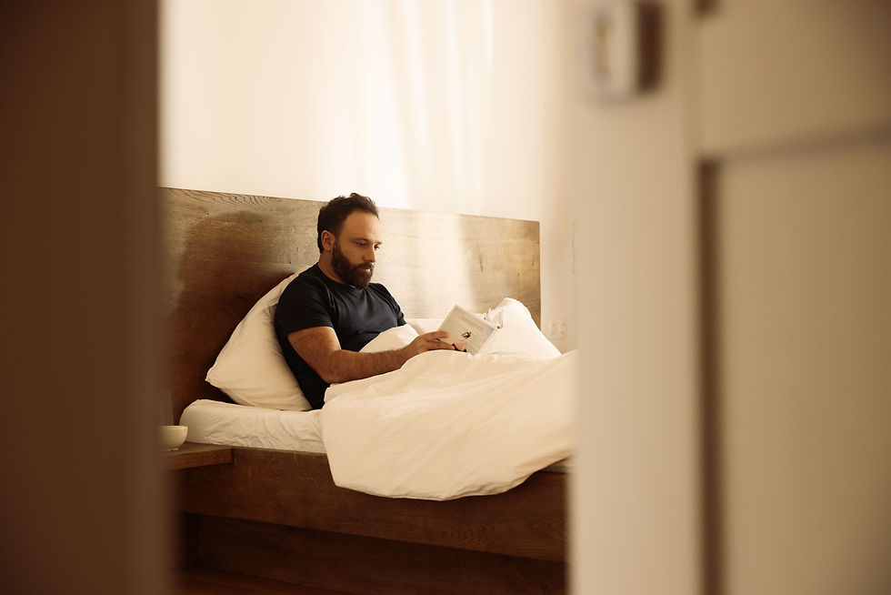 Mann liest im Bett