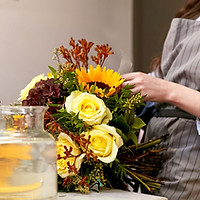 Floristería arreglando el ramo