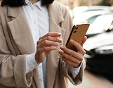 スマートフォンにてお問合せする女性