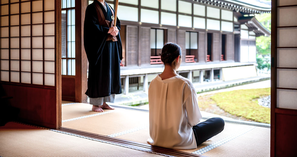 Zittende persoon in meditatie bij ochtendlicht, symbool van Zazen als beoefening van stilte en aanwezigheid.