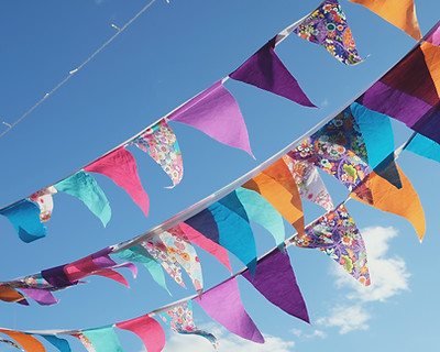 Bunte Fahnen