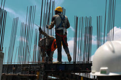 Trabajadores de la construcción en el sitio
