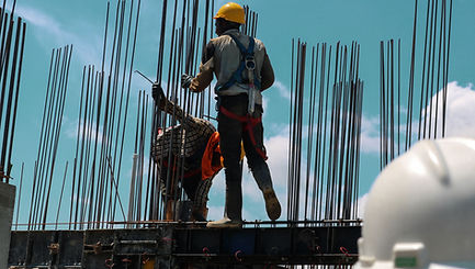 Trabalhadores da construção civil no local