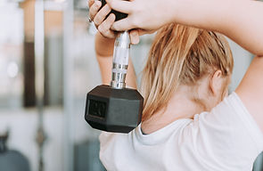 Frau beim Sport mit einer Kurzhantel