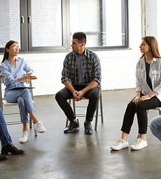 Grupo de personas conversando, membresÃa de desarrollo personal y profesional online
