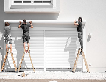 Instalación de un toldo blanco