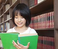 読書をする少女