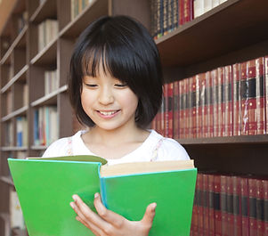 読書をする少女