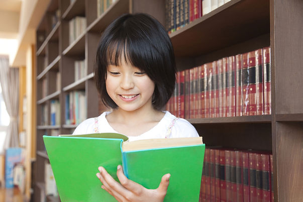 Menina lendo um livro