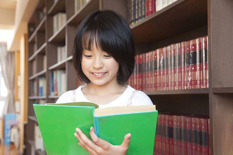 読書をする少女