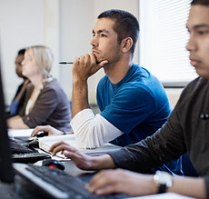 Estudiantes que usan computadoras
