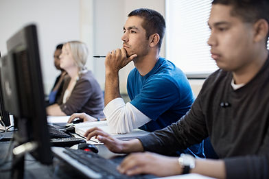 Estudiantes en clase de informática