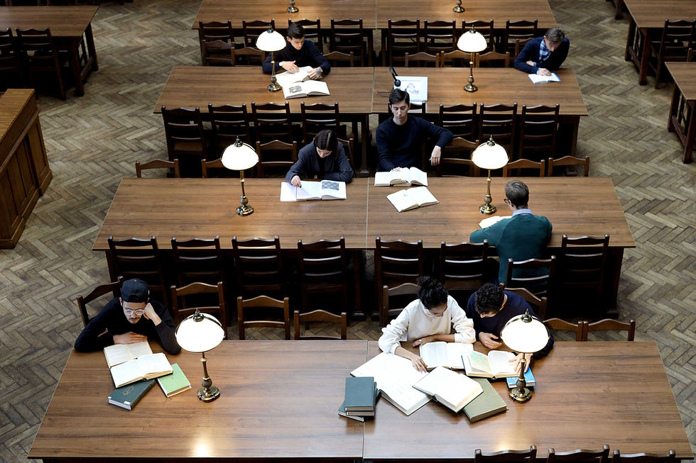 Tavoli di lettura della biblioteca