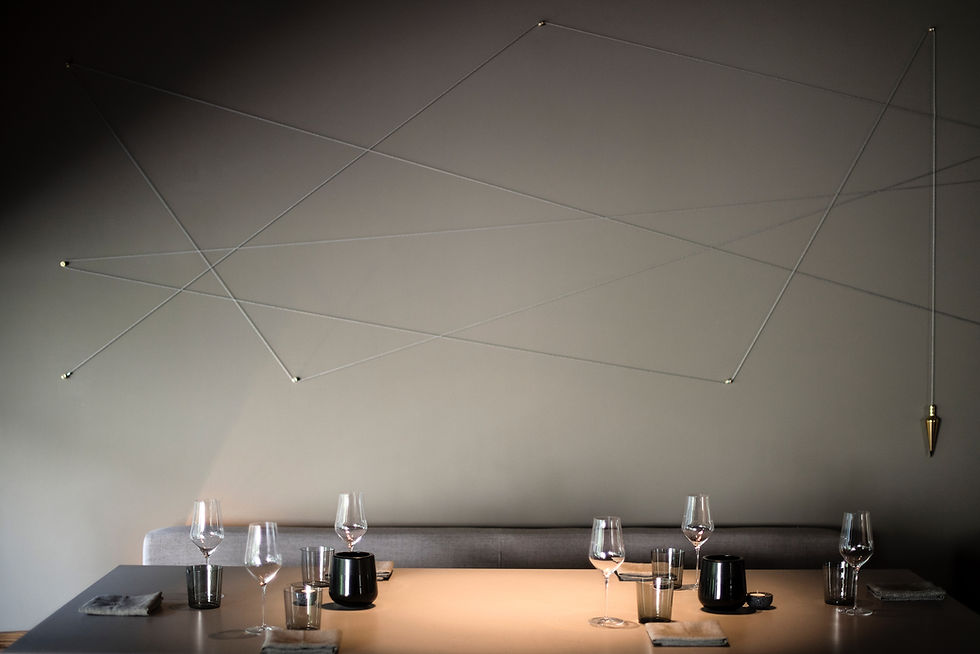Allestimento della tavola del ristorante
