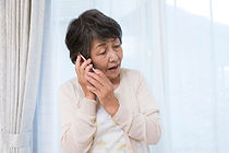 電話に出るシニア女性