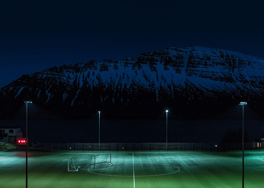 Campo de fútbol iluminado
