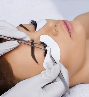 Woman having an eyelash extension