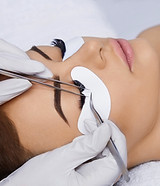 Woman having an eyelash extension