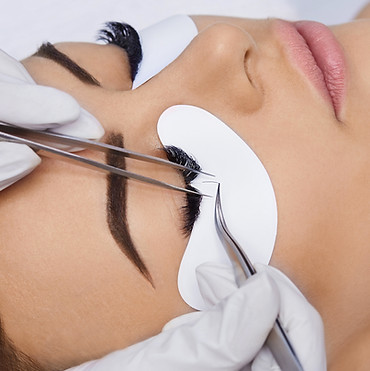 Woman having an eyelash extension
