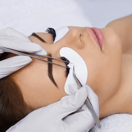 Woman having an eyelash extension