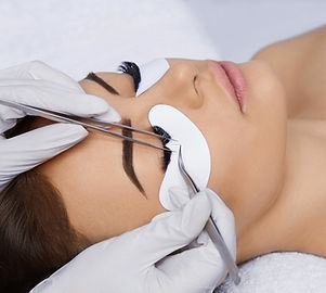 Woman having an eyelash extension