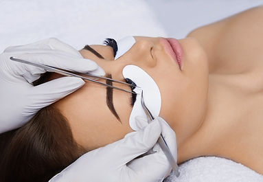 Woman having an eyelash extension