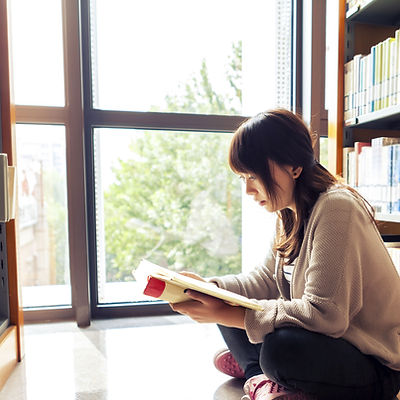 図書館の本を読む