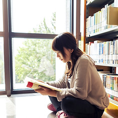 本を読んでいる女性