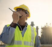 Ingeniero hablando por walkie talkie