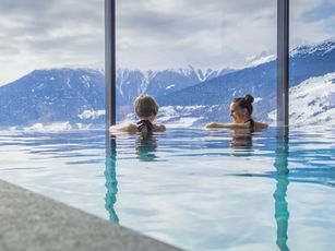 zwei Best Ager im Wellnesspool