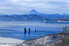 Lago di montagna in inverno