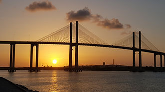 Pôr do sol e ponte