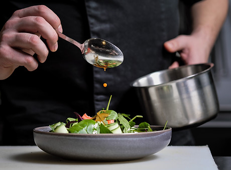 Ein Mann, der einen Salat zubereitet