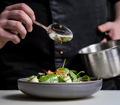 一個男人準備沙拉