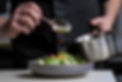 Chef préparant une salade fraîche