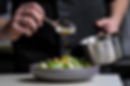 Un uomo che prepara un'insalata
