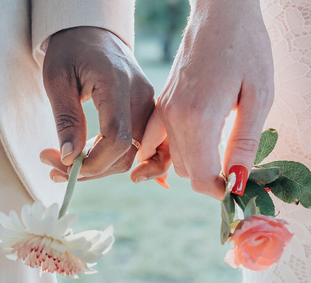 Mano nella mano, sposi vestiti bianco, allestimenti floreali