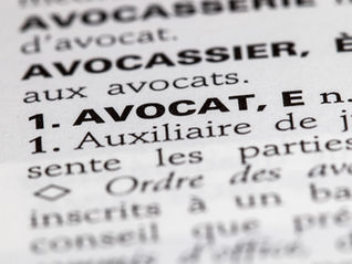 Différences entre solicitors, barristers en Angleterre et au Pays de Galles, et avocats en France