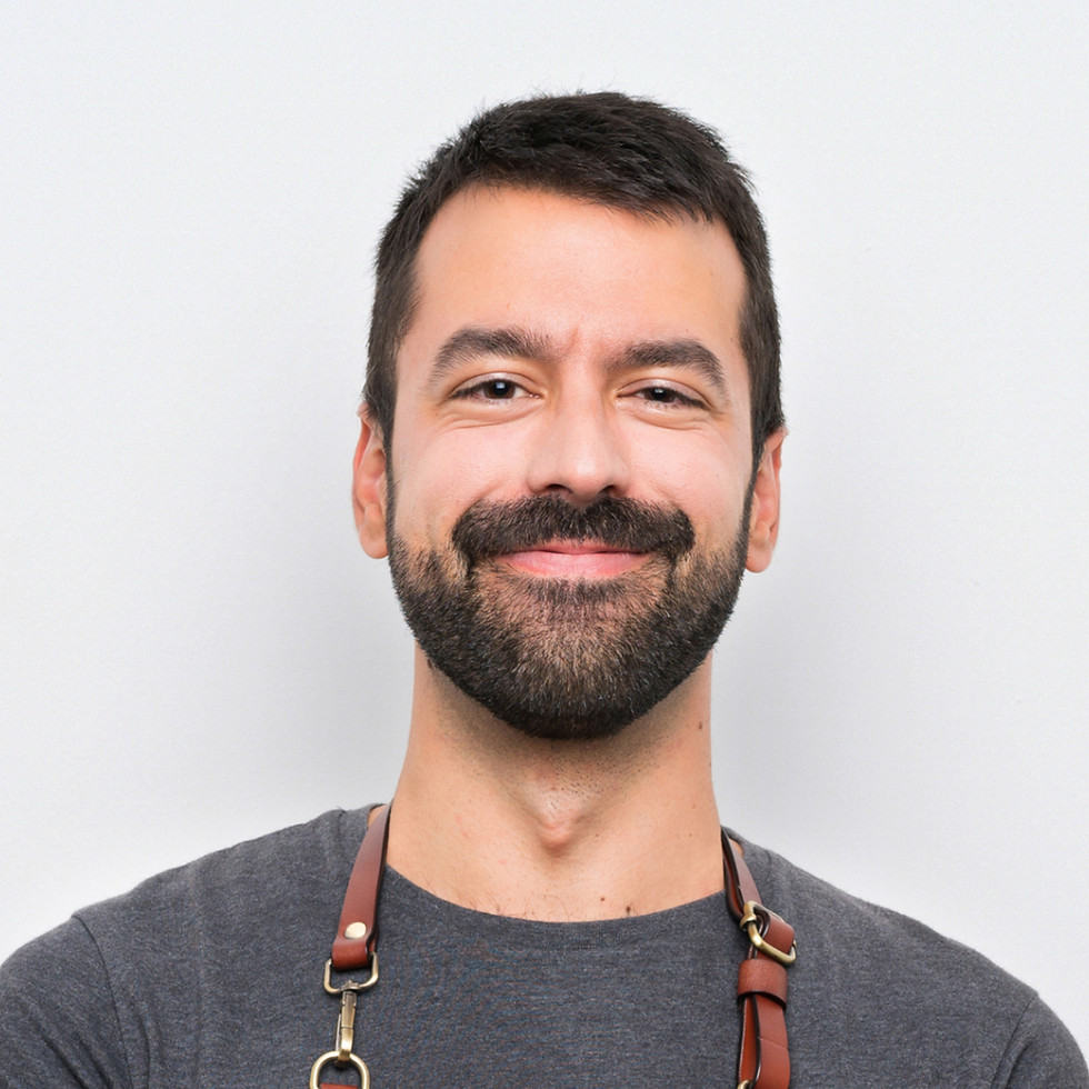 Portrait souriant d'un barbier