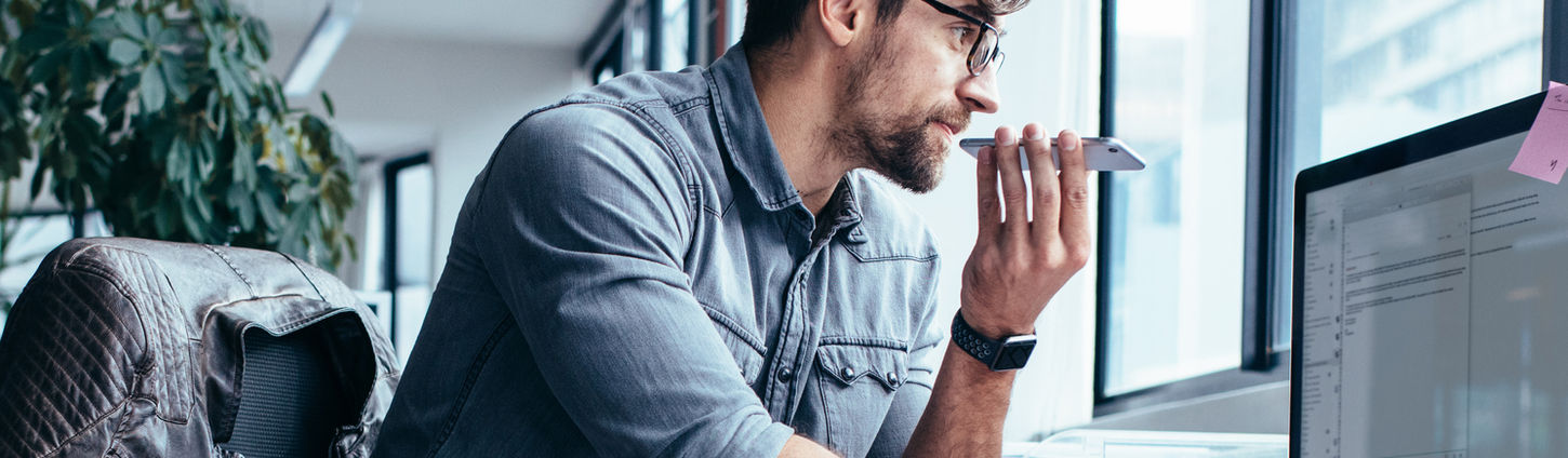 オフィスで働くビジネスマン