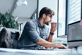 Hombre de negocios, trabajando, en, oficina
