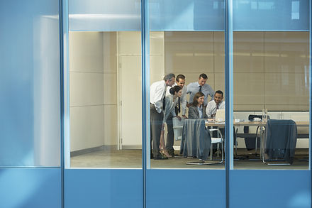 Reunión de negocios a través de la ventana