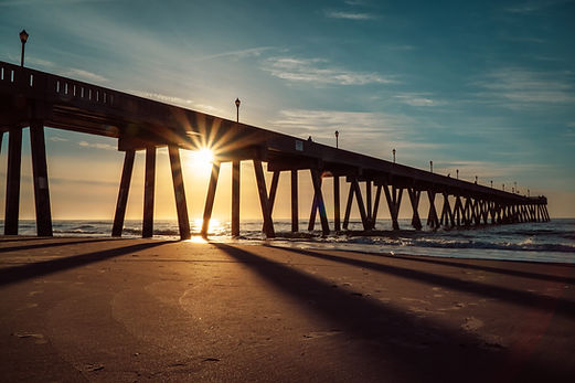 Coucher de soleil sur la jetée de l'océan
