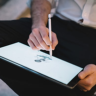 Illustrateur utilisant une tablette