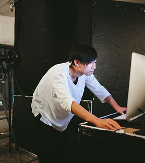 コンピューターに向かう男性