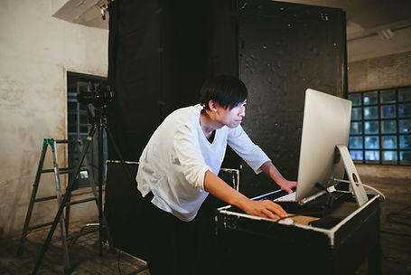 コンピューターに向かう男性