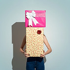 Versteckt hinter Geschenken