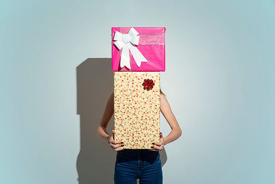 Versteckt hinter Geschenken