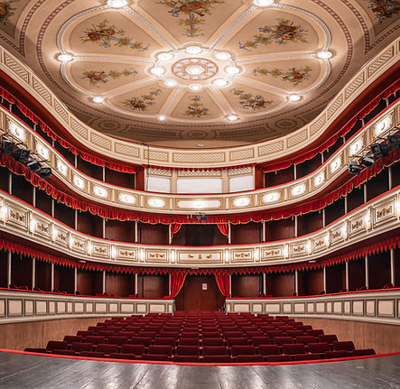 Au théâtre