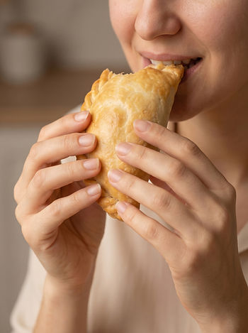 femme qui a toujours envie de manger sans avoir faim grignotage émotionnel pulsions alimentaires